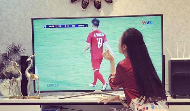 Sao Việt 24h: Bật cười trước động thái của Quang Hải dành cho người yêu sau trận thắng Philippines - 2