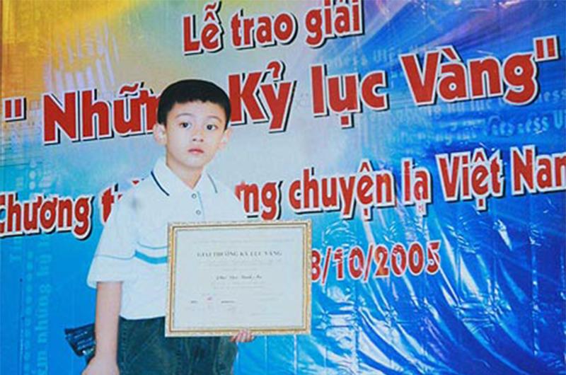 4. Thần đồng toán học siêu tính nhẩm

Năm 2003, Phó Đức Bình An (SN 1999) được gọi là “thần đồng toán học”, được đài truyền hình mời “trình diễn” trong chương trình tôn vinh những kỷ lục Việt Nam.
