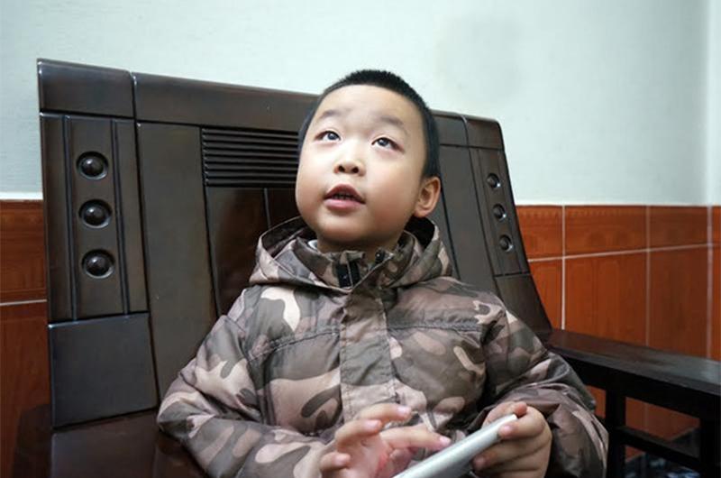 Năm 2 tuổi, Tuấn Minh đã thuộc lòng tất cả quốc kỳ trên thế giới. 3 tuổi, cậu bé đã có thể đọc sách báo rành mạch rõ ràng. Lên 4 tuổi thì khả năng của Tuấn Minh vượt trội hơn cả khi thuộc lòng lịch vạn niên, thậm trí có thể đọc vanh vách can, chi của từng năm.
