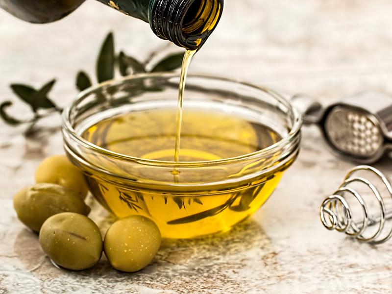 Dầu oliu là nguyên liệu nấu ăn khá phổ biến, chứa chất chống oxy hóa có khả năng ngăn ngừa ung thư, đột quỵ, các bệnh về huyết áp hay do tuổi tác, và cải thiện khả năng tư duy.
