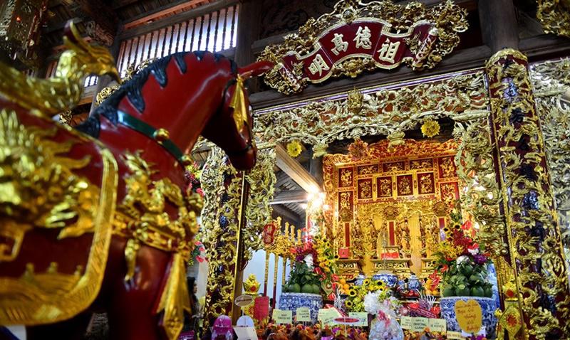 Các fan đều biết nhà thờ Tổ nghiệp là tâm huyết lớn nhất của Hoài Linh. Nam danh hài đã dành toàn bộ số tiền tích cóp được sau nhiều năm đi diễn để xây nên ngôi thờ, thể hiện sự sùng kính đối với ông Tổ nghiệp sân khấu.
