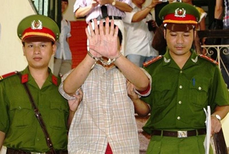 Nhưng khi vụ việc chưa được giải quyết thì tháng 2/2012 công an Hà Nội bất ngờ bắt ông Minh để điều tra về hành vi vu khống...
