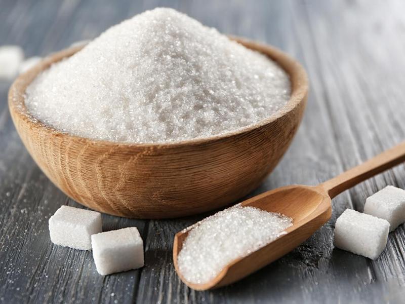 Nhiều người khi làm các món rán hay nướng thường cho thêm đường, món ăn vì thế dễ bị cháy khét. Tuy nhiên nguy hiểm hơn là nếu bạn lạm dụng đường vào món ăn một cách quá thường xuyên sẽ gây hại tới sức khỏe.
