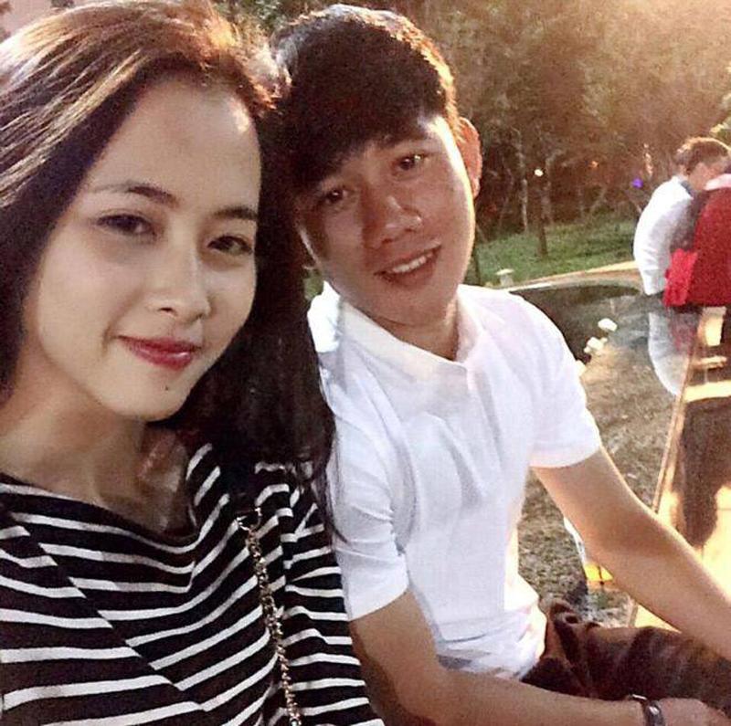 Cầu thủ điển trai Minh Vương và cô bạn gái Nguyên Nguyên (24 tuổi) đến từ Gia Lai và hiện sống tại Mỹ cũng là cặp đôi nhận được sự quan tâm của cộng đồng mạng.
