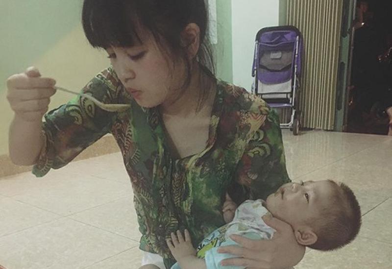 Trong giây phút cận kề sinh tử, cô bé Thào Thị Yến Nhi được cô gái xinh đẹp Phạm Thị Thanh Tâm giang rộng vòng tay đón về chăm sóc. 
