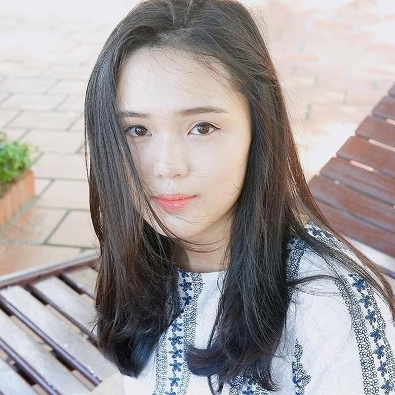 Quỳnh Anh sở hữu nước da trắng, các đường nét sắc sảo. Cô chẳng thua kém hot girl đình đám nào trên mạng xã hội.
