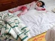 Làm mẹ - Mẹ suýt ngất khi lật giở tấm chăn thấy cảnh con gái "ngất lịm", bê bết một màu đỏ