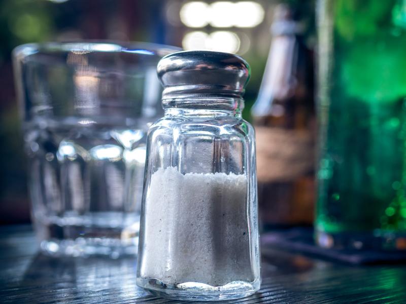 Mức tiêu thụ muối trung bình của mỗi người Việt trong một ngày là 9,4 gam, gấp đôi so với khuyến cáo của Tổ chức Y tế thế giới. Việc ăn quá nhiều muối sẽ khiến nước giữ lại trong lòng mạch làm tăng áp lực máu, dẫn tới tăng huyết áp.


