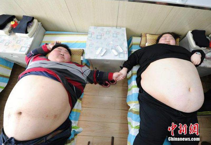 1. Cặp đôi béo nhất

Anh Lin Yue và chị Deng Yang, người Trung Quốc, đã kết hôn từ năm 2010. Cân nặng của hai vợ chồng cộng lại có thể lên tới con số 400kg. Điều này đã khiến cuộc sống của họ gặp rất nhiều khó khăn.
