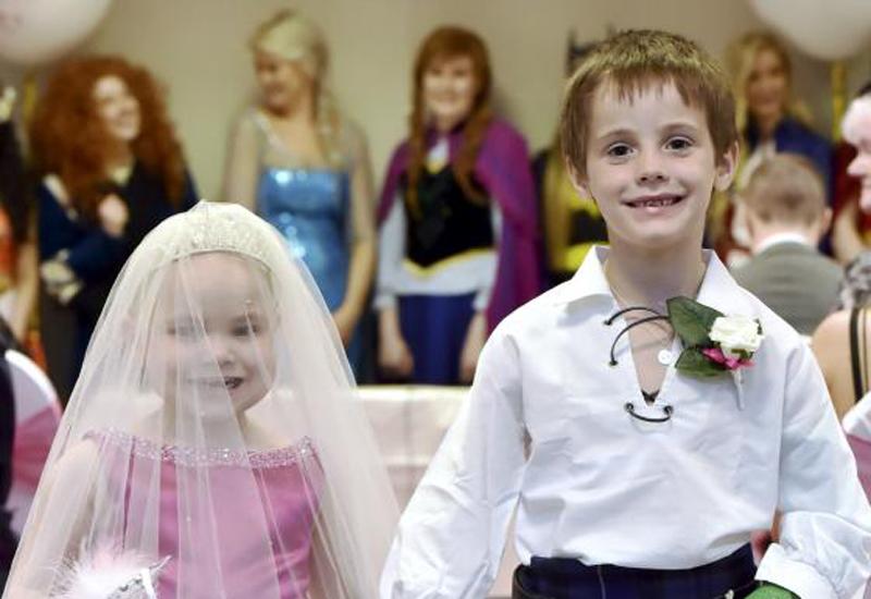 4. Cặp đôi nhỏ nhất

Bé gái Eileidh Paterson, 5 tuổi và bé trai Harrison Grier, 6 tuổi, sống tại Scotland đã xuất hiện trong một đám cưới cổ tích. Những tưởng đó là một cuộc tảo hôn nhưng thật ra đằng sau đó là cả một câu chuyện cảm động.

