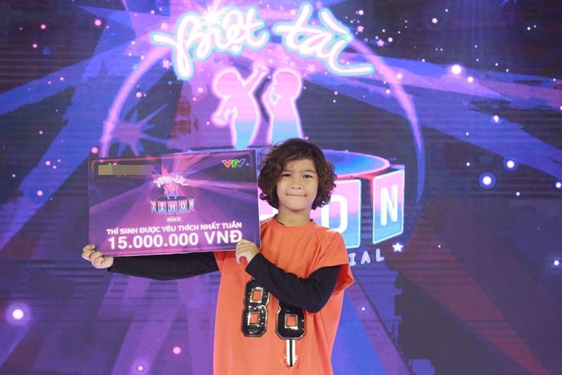 Mới đây, cậu bé 8 tuổi lai Tây vô cùng điển trai Kelvin Huỳnh Alves 'gây sốt' trong chương trình Biệt tài tí hon.


