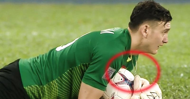 Thủ môn đẹp trai nhất Việt Nam Đặng Văn Lâm  để lộ sợi dây chuyền bạc trên cổ khi cản phá một quả bóng từ xa. Anh được cho là đã quy phạm luật bóng đá quốc tế khi đep trang sức trong lúc thi đấu. 
