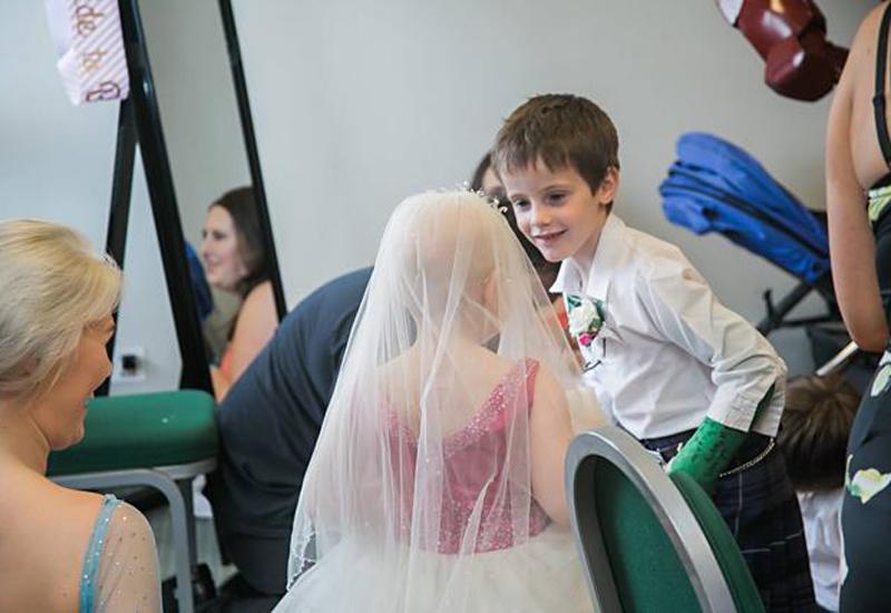 Đám cưới của 2 đứa trẻ được tổ chức vào ngày 18/6/2017 với sự tham dự của nhiều người thân, bạn bè. Eileidh mặc váy công chúa bồng bềnh, đầu đội khăn voan dù mái tóc của em đã không còn vì hóa trị, còn Harrison thì mặc bộ lễ phục của người Ireland.
