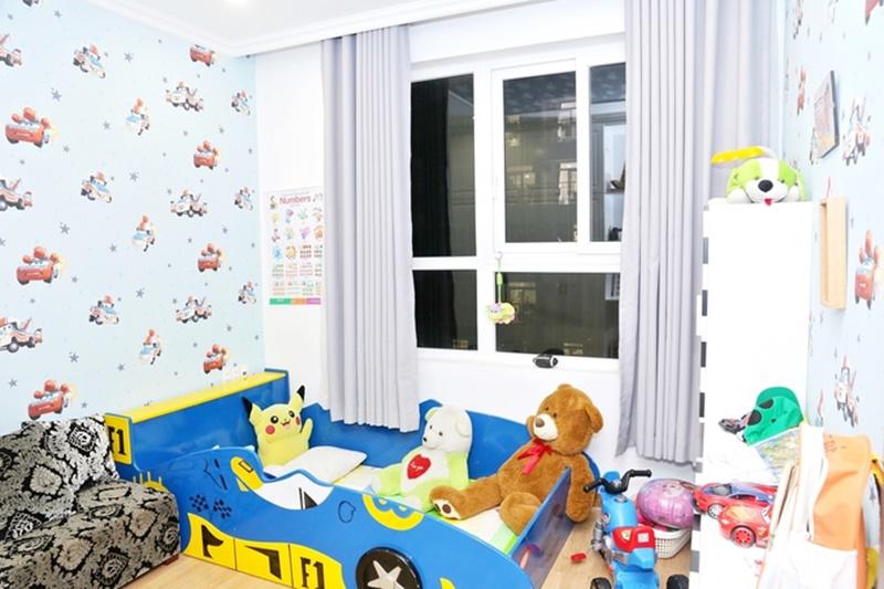 Phòng của bé Tấn Đức được thiết kế riêng theo ý thích của bé, với giường mô hình xe đua, giấy gián tường nhân vật hoạt hình... Mỗi tối, cô thường đọc truyện cho con đến khi bé ngủ.
