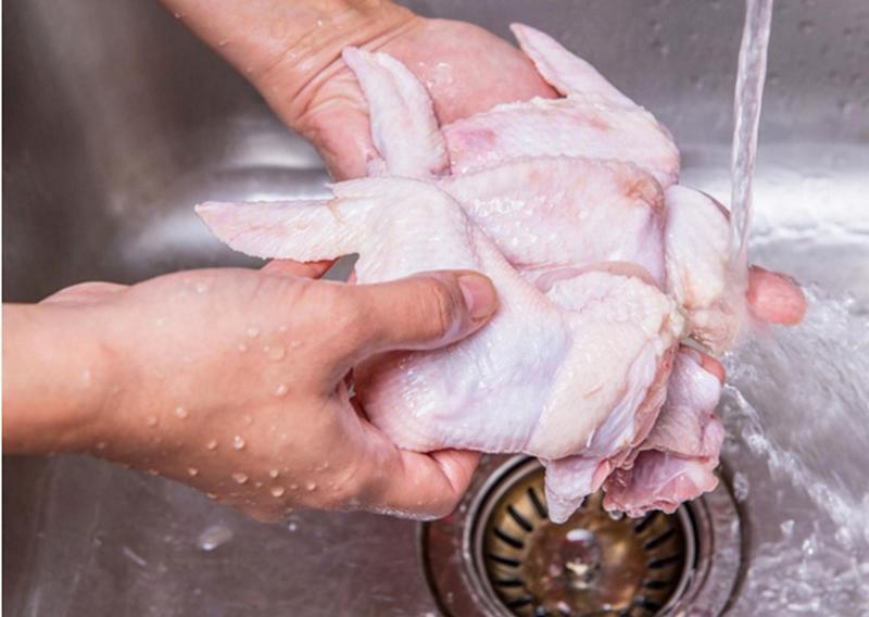 Khi rửa gà, nước bạn sử dụng giúp vi khuẩn lây lan đến tay và bồn rửa bát. Nếu muốn an toàn cách tốt nhất là đun sôi thịt gà 2 lần, sau khi nước sôi lần 1 thì thay nước mới, tiếp tục đun sôi rồi mới chế biến.

