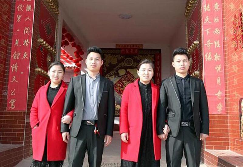 2. Hai cặp sinh đôi lấy nhau

Hai anh em sinh đôi Yun Fei và Yun Yang đã kết hôn với hai chị em sinh đôi Zhao Xin và Zhao Xuan, tất cả cùng 24 tuổi, cùng sống tại thành phố Vận Thành, tỉnh Sơn Tây, Trung Quốc.
