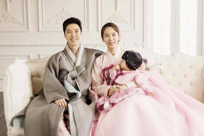 Ngôi sao 24/7: Ngập nước mắt trong đám tang tỷ phú, gây chú ý nhất là con dâu Hoa hậu - 8