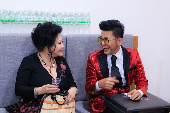 mc thanh bach bat ngo nhac ve vo dai gia cuoi 10 lan: "nhin mat co ay nhieu nguoi so" - 9