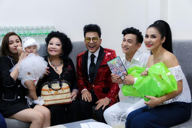 mc thanh bach bat ngo nhac ve vo dai gia cuoi 10 lan: "nhin mat co ay nhieu nguoi so" - 8