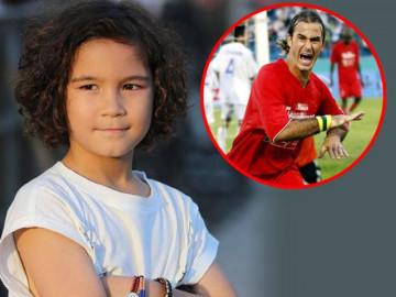Hoá ra cậu bé lai điển trai đang "gây sốt" chính là con trai Vua phá lưới AFF Cup