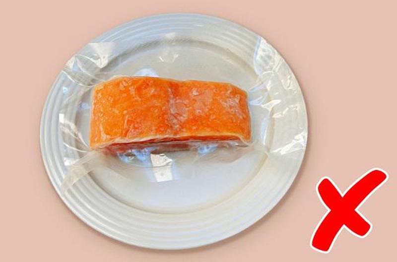 Nếu bạn thấy bất kỳ thực phẩm đông lạnh nào có dấu hiệu bị cháy, sém, đổi màu bất thường thì hãy vứt ngay chúng vào thùng rác.
