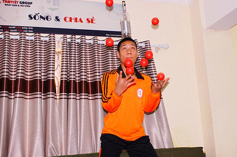  4 năm theo học tung bóng, Nguyên đã trở thành một diễn viên xiếc chuyên nghiệp. Không chỉ có vậy, Nguyên còn được tổ chức Kỷ lục Việt Nam ghi nhận là diên viên xiếc tung hứng được nhiều bóng nhất ở Việt Nam cho tới thời điểm này.
