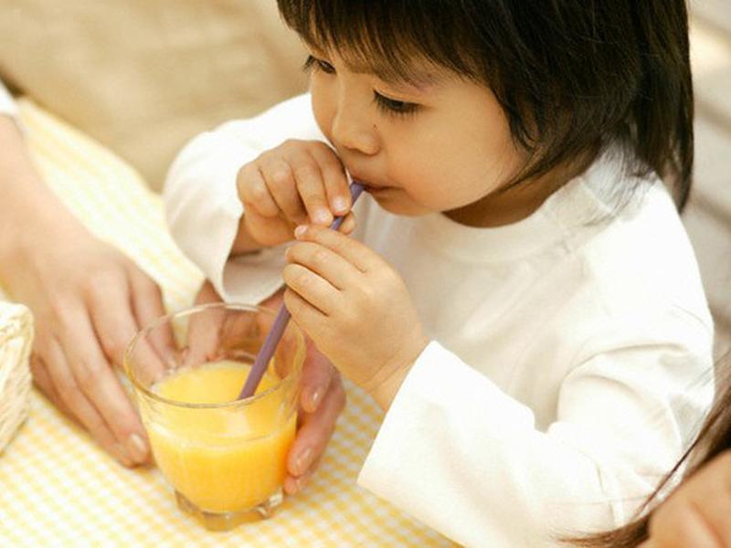 Học viện Nhi khoa Hoa Kỳ khuyến cáo rằng để kiểm soát béo phì và sâu răng, tốt nhất không nên cho trẻ dưới 1 tuổi uống nước trái cây.


