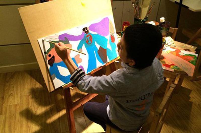 Lắng nghe những gì con yêu thích, vợ chồng chị Lan Phương đã đầu tư cho khả năng hội họa của Nem. Cậu bé được mẹ đưa đến học vẽ ở CLB 1 buổi/tuần.
