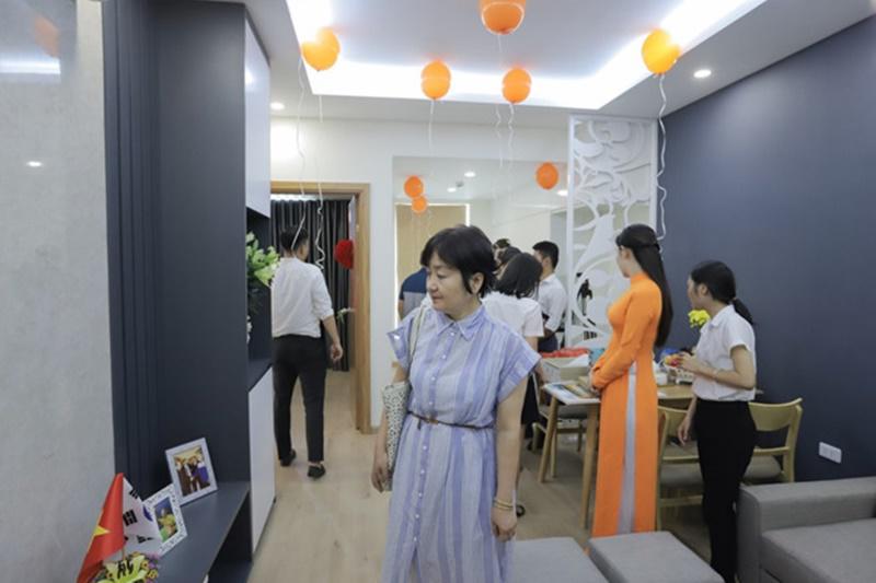 Ông Park cùng vợ và trợ lý đã tự mình lựa chọn căn hộ cũng như nội thất… Căn hộ 2 phòng ngủ rộng hơn 60m2 được thiết kế giản dị với tông màu chủ đạo là trắng và xám.
