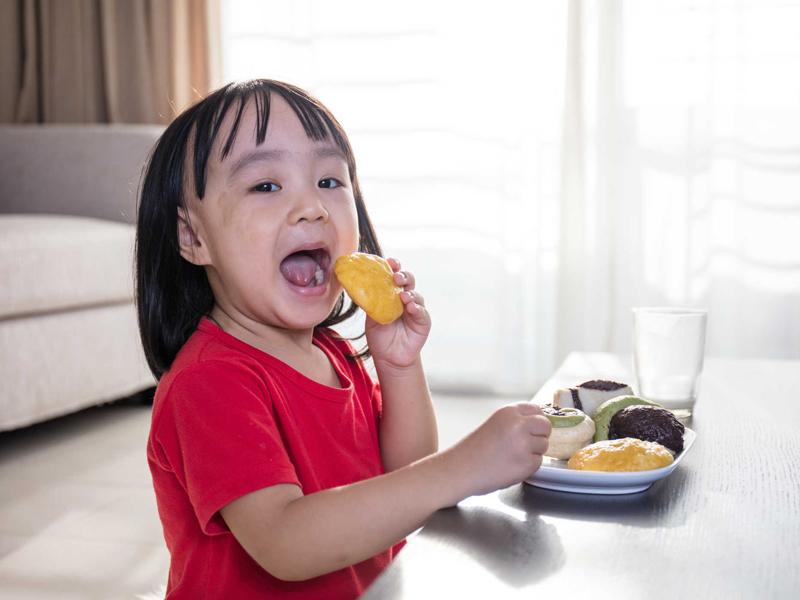Việc trẻ tập nghiền, nhai thức ăn với răng hoặc nướu không chỉ làm cho cơ mặt và cơ miệng của bé linh hoạt hơn mà việc nhai đầy đủ cũng có lợi cho sự phát triển của răng, cho phép răng mọc gọn gàng hơn, và cũng hữu ích cho sự phát triển khả năng ngôn ngữ.
