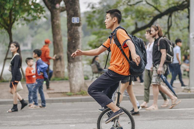 Nguyên không thể tập trung nghe hay làm theo bất cứ điều gì, giao tiếp cũng khó khăn và chỉ nói lặp đi lặp lại một từ. Khi đi khám tại bệnh viện, các bác sĩ cho biết, Nguyên mắc hội chứng tự kỷ.
