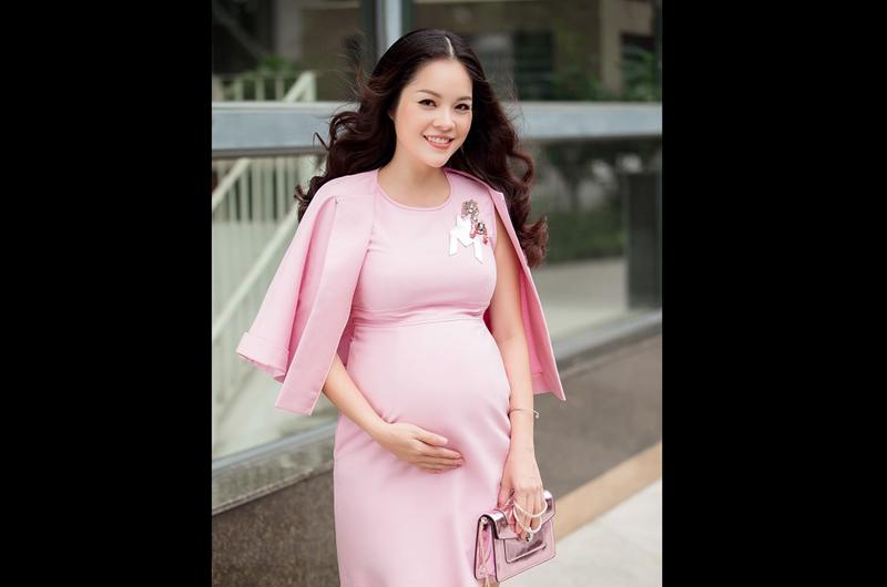 Dương Cẩm Lynh từng tiết lộ cô tăng đến gần 20kg trong thời gian mang thai. Tuy nhiên điều này không hề ảnh hưởng đến nhan sắc rạng rỡ của người đẹp. 
