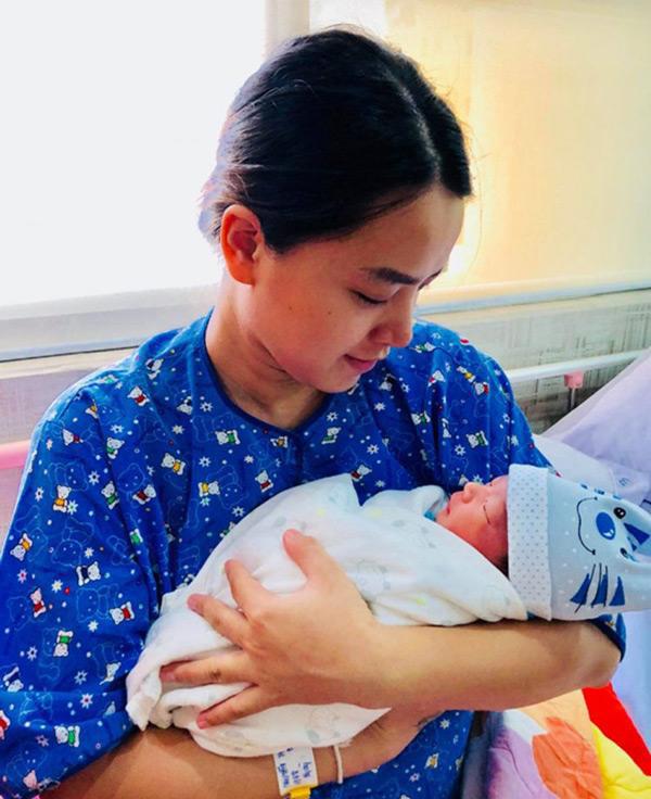 “Dính bầuamp;#34; ngay sau đẻ mổ, 2 bà mẹ nổi tiếng vẫn liều mình giữ thai gây tranh cãi - 1