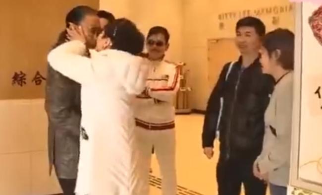 Không ai như mẹ Tạ Đình Phong: Vô tư hôn chồng cũ trước mặt chồng mới - 1