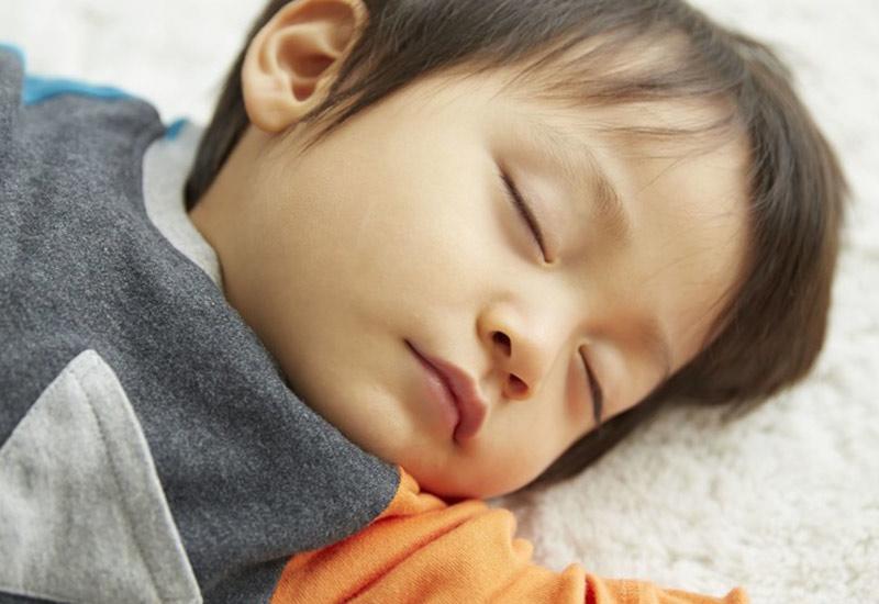 Chuyên gia nhi khoa, TS. William Sears lý giải rằng, những nghiên cứu kéo dài suốt 30 năm ở rất nhiều các gia đình cho thấy những em bé ngủ chung với bố mẹ khi lớn nhận được lời khen ngợi từ giáo viên.

