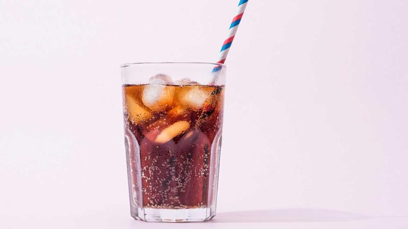 Soda chứa cả axit photphoric và caffeine làm giảm mật độ khoáng xương (BMD) và hậu quả cuối cùng là loãng xương.
