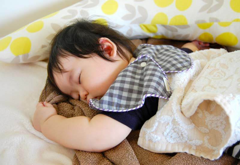 Những em bé ngủ chung với bố mẹ được chứng minh là ngủ nhanh hơn, thời gian ngủ lâu hơn và chất lượng giấc ngủ tốt hơn nhiều so với những em bé ngủ riêng.
