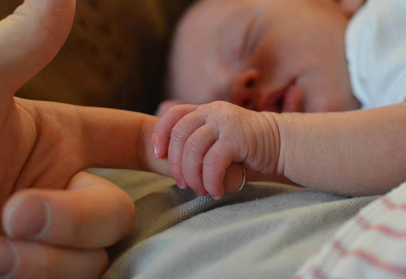 Trong nhiều năm nghiên cứu, chuyên gia tâm thần học trường Havard, Michael Common, thấy rằng các em bé ngủ riêng thường đối mặt với nguy cơ đột tử và stress.
