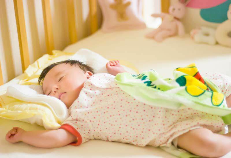 Việc cho con ngủ chung hay ngủ riêng từ trước đến nay luôn là vấn đề gây tranh luận. Nhiều quan điểm hiện đại cho rằng trẻ ngủ riêng sẽ tự lập hơn. Tuy nhiên mới đây, các nhà khoa học cũng lại có những ý kiến ngược chiều.
