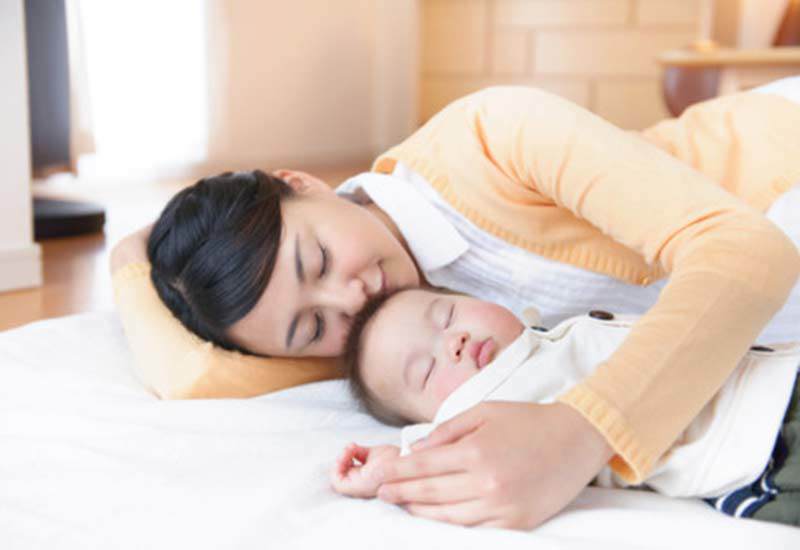 Theo Healthy Child, các nghiên cứu tương tự (tiến hành bởi tiến sĩ RJ Lewis và LH Janda) cũng phát hiện ra rằng những bé gái được ngủ chung với cha mẹ suốt thời thơ ấu ít gặp phải các khó chịu về cảm xúc, luôn luôn vui vẻ và cảm thấy hài lòng về cuộc sống khi lớn lên.
