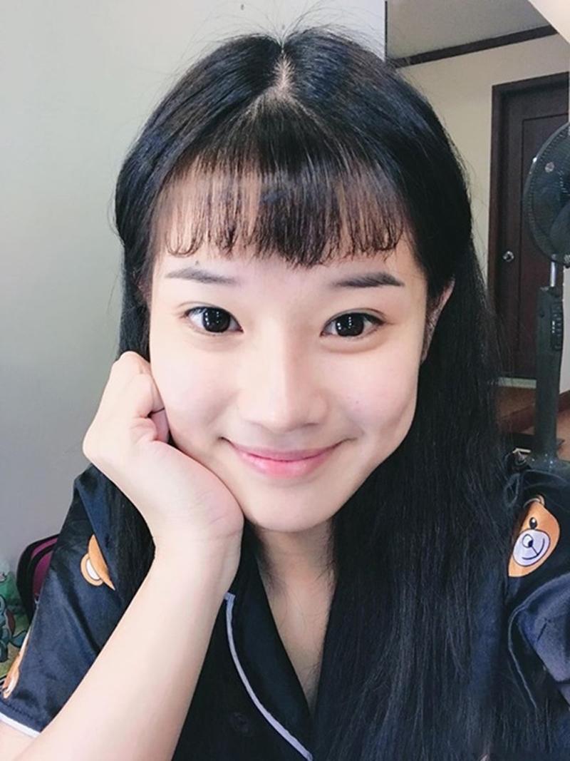 Hoàng Yến Chibi trông như nữ sinh trung học nhờ kiểu mái siêu ngố ngắn trên lông mày.
