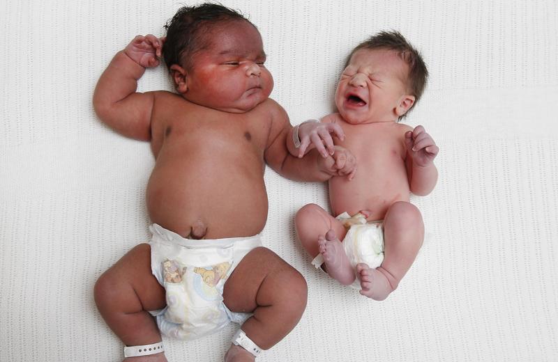 Trọng lượng trung bình của các bé sơ sinh khi chào đời là 2,8-3,4kg. Vậy nhưng có nhiều bé vừa sinh ra đã có cân nặng "khủng" gấp đôi, thậm chí gấp 3 con số này. Dưới đây là Top 10 bé sơ sinh nặng cân nhất thế giới do Wonderslist thống kê. 
