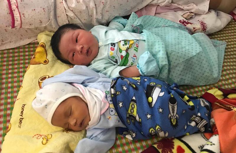 Em bé chào đời bằng phương pháp sinh mổ và được cho là bé sơ sinh có cân nặng lớn nhất tại Việt Nam. 
