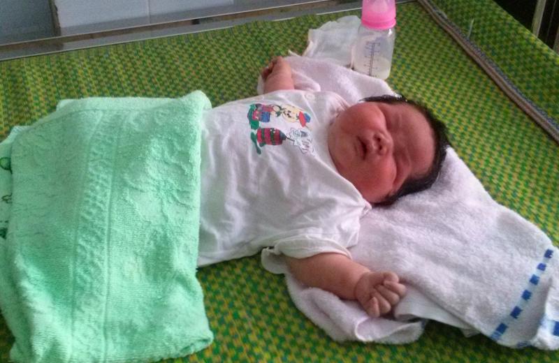 Ngày 17/9/2015, chị Trần Thị Bông (38 tuổi, sống tại Quảng Nam) đã hạ sinh một bé trai có cân nặng 6,5kg sau ca mổ cấp cứu. Khi nhập viện, chị Bông nặng tới 102kg và có dấu hiệu tiền sản giật. 
