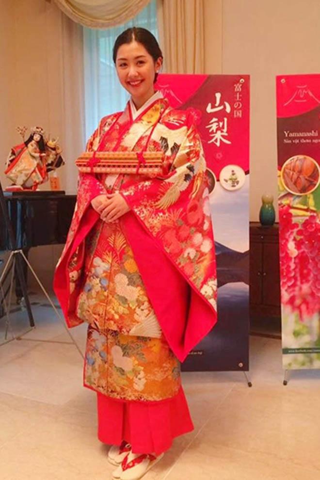 Bất ngờ: Nữ tiếp viên đi cùng tuyển AFF Cup VN từng thi Hoa hậu Việt Nam - 9