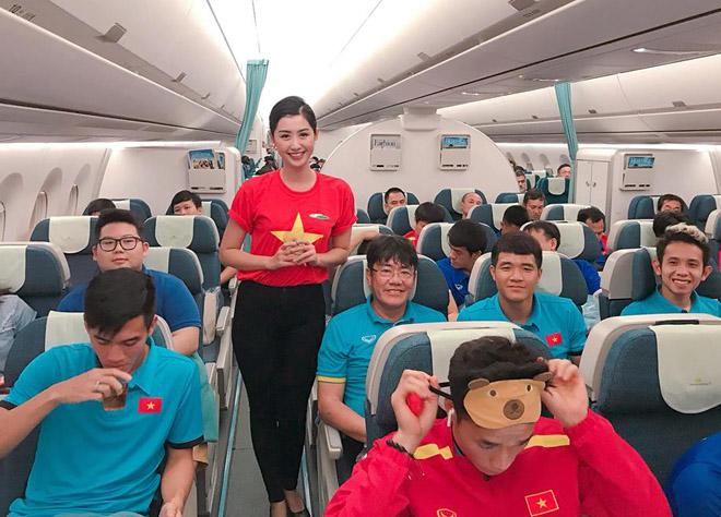 Bất ngờ: Nữ tiếp viên đi cùng tuyển AFF Cup VN từng thi Hoa hậu Việt Nam - 3