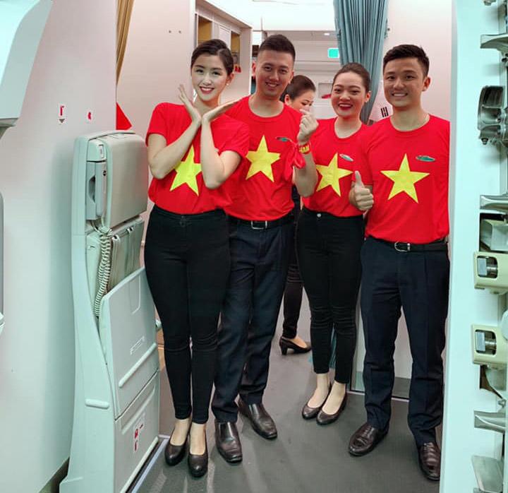 Bất ngờ: Nữ tiếp viên đi cùng tuyển AFF Cup VN từng thi Hoa hậu Việt Nam - 4