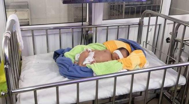 Bé sơ sinh 3 ngày tuổi bị bỏ rơi giữa tiết trời rét buốt - 1