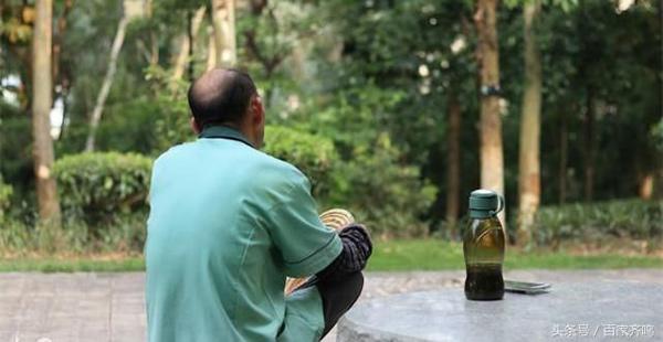 Kết hôn với cụ ông 65 tuổi, cô gái trẻ bất ngờ trở thành... mẹ của người yêu cũ - 1