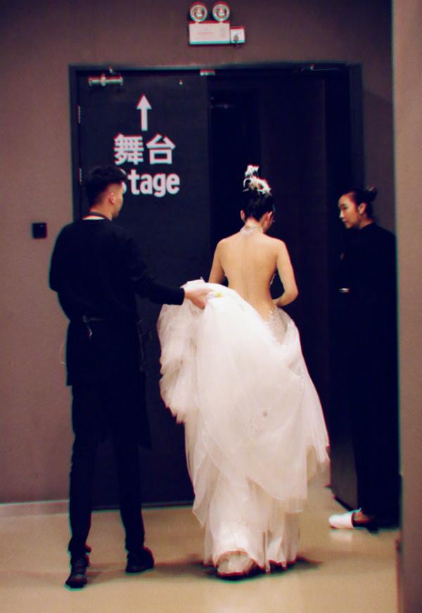 Cứ ngỡ đây là tấm lưng thiếu nữ mới 20, khi biết diện mạo thật khán giả mới ngã ngửa - 1